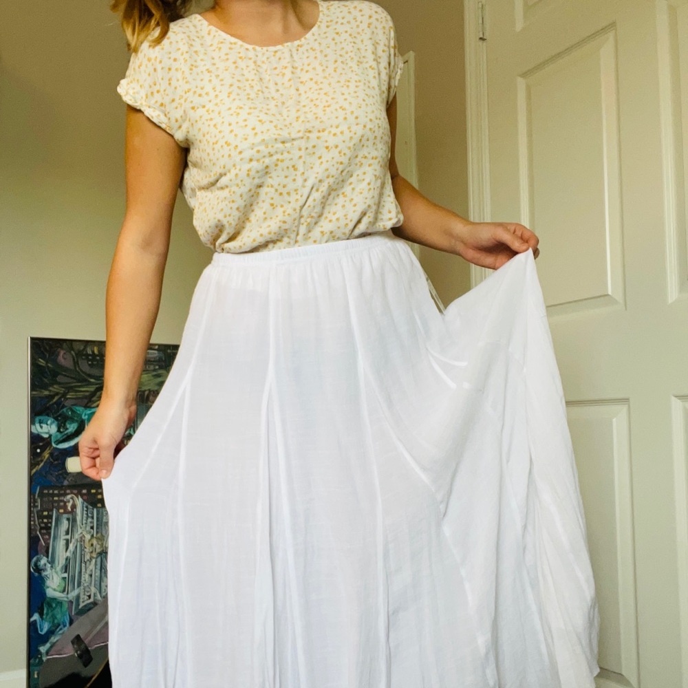 White flowy skirt, perfect for the summertime🌞